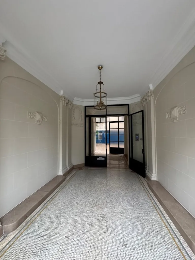 Entrée - Appartement 8 Pièces avec Balcon au 2ème Étage, Paris 6