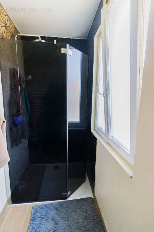Salles de bain - Maison familiale avec jardin à Sequedin