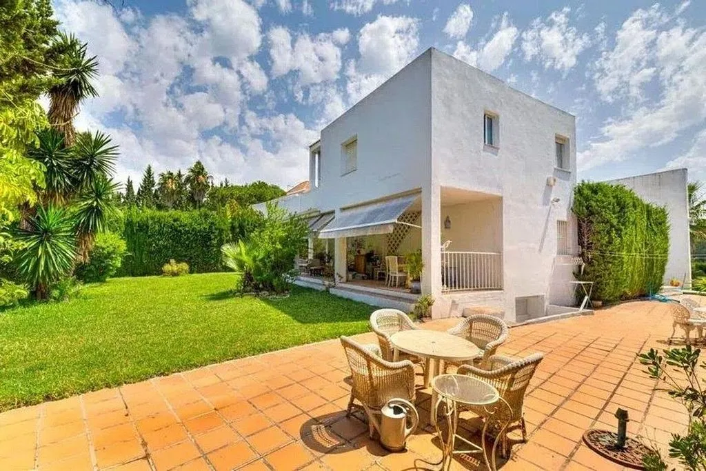 Chalet with Pool and Terrace in Casco Antiguo