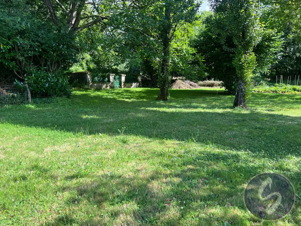Giardino - Buildable Plot with Permitted Construction in Saivres
