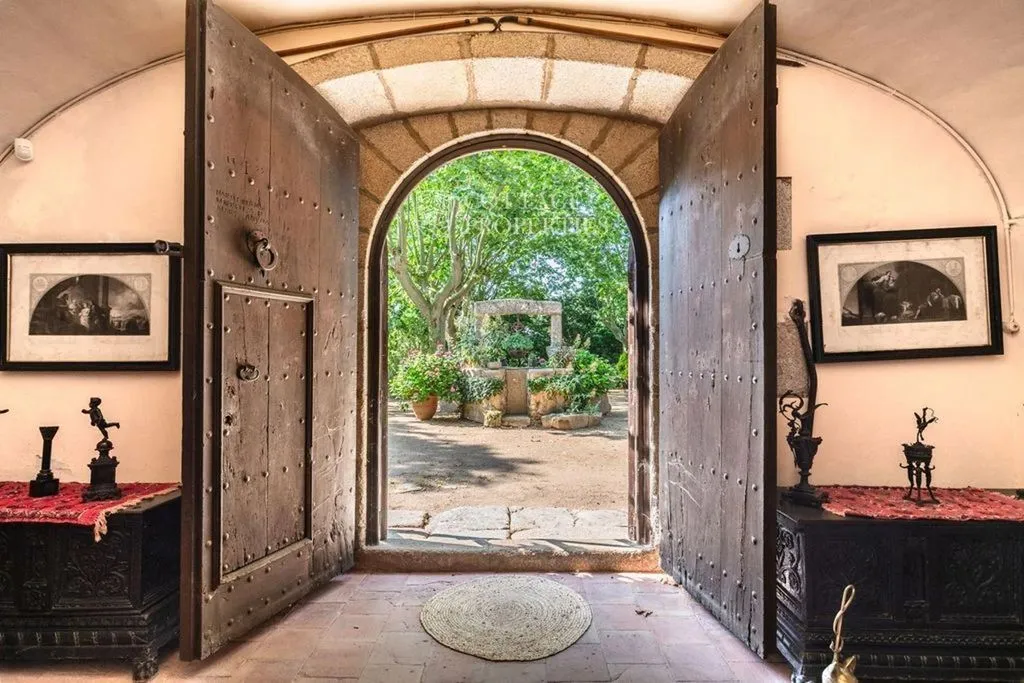 Esik - Luxury Farmhouse with Heritage in Llagostera