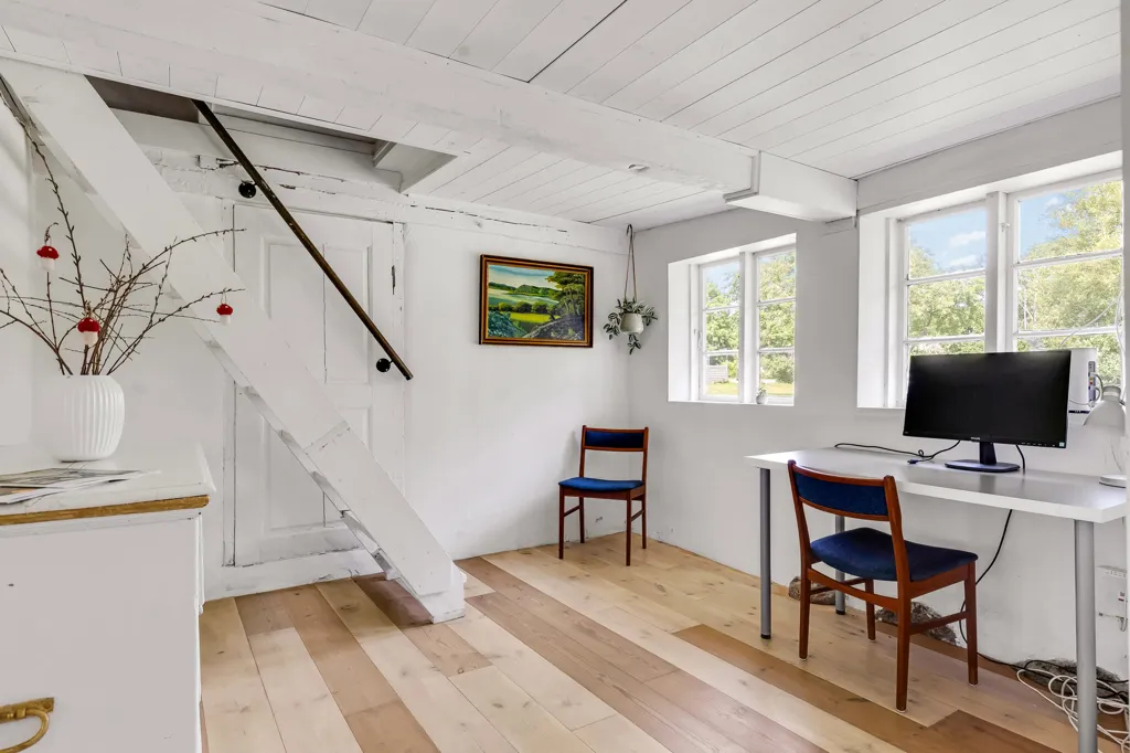 Office - Historic Villa with Garden in Højer