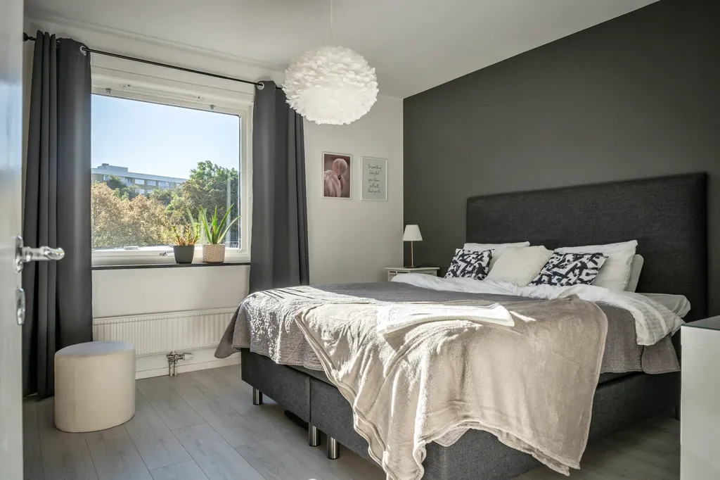 Camere da letto - Modern Two-Bedroom Flat with Large Windows in Majorna