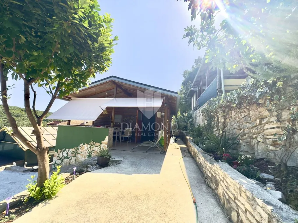 Terrazza - Functional Cottage with Forest View in Pavičini