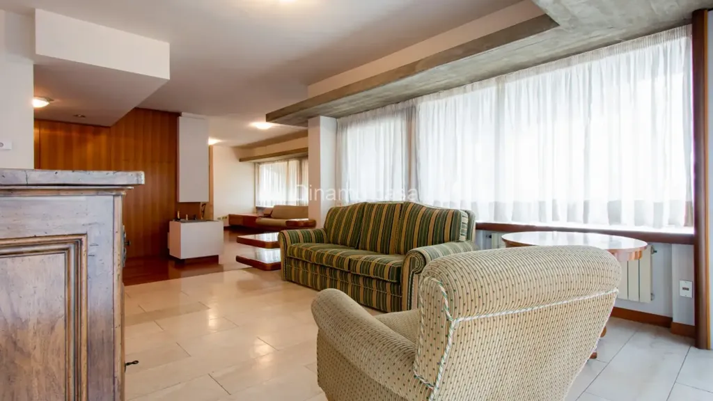 Séjour - Spacious 3-Bedroom Apartment with Terrace in Prato