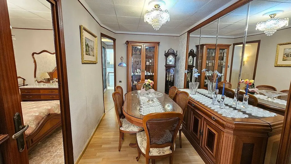 Söögituba - Flat with South-West View in Nou Eixample Sud