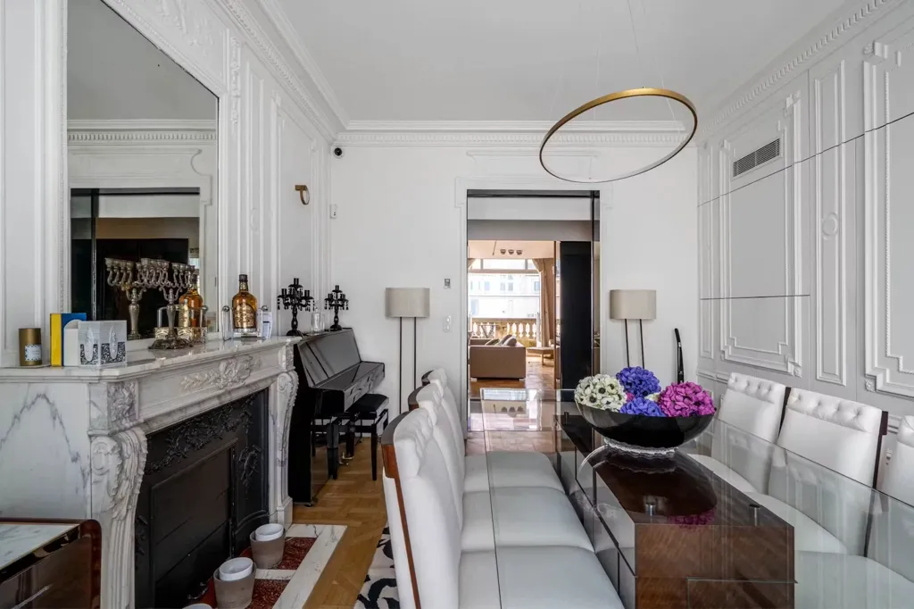 Söögituba - Haussmannian Penthouse with Balcony in Paris 16