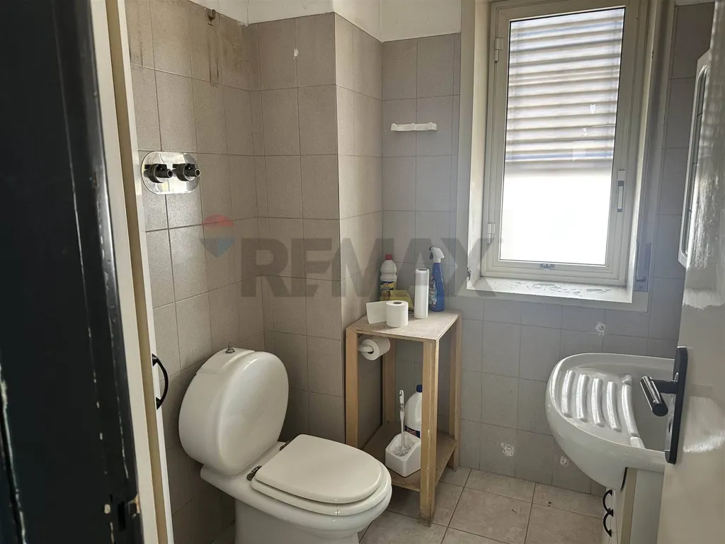 Salles de bain - Commercial Space with Terrace in Catania