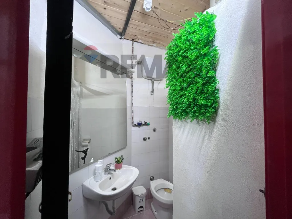 Salles de bain - Commercial Space with Reception in Soccavo, Naples