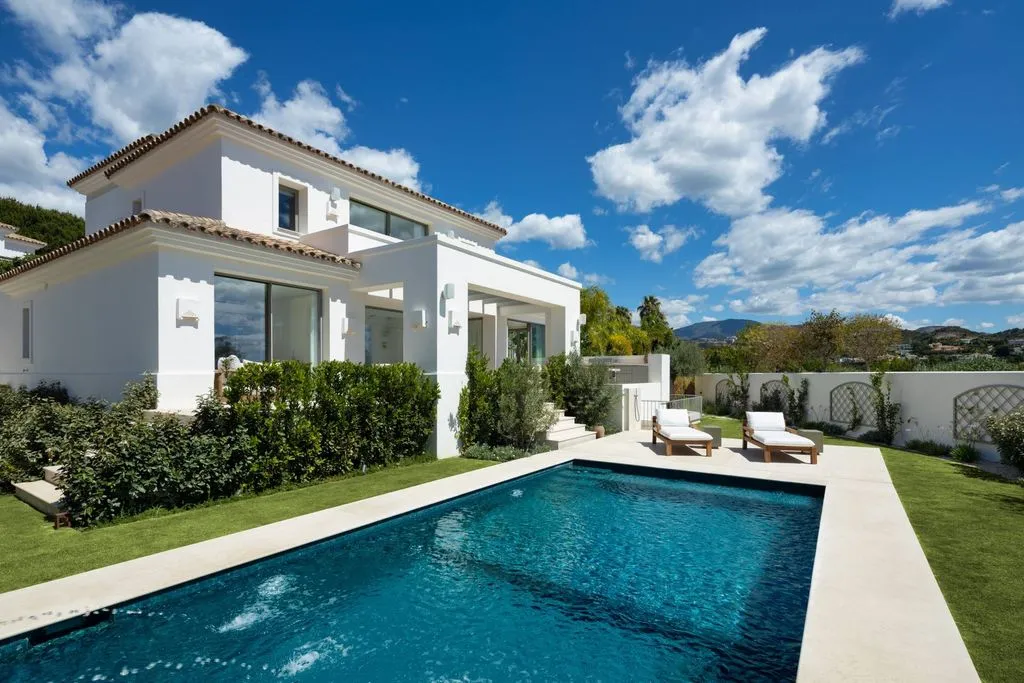 Piscine - Mediterranean Villa with Mountain Views in Marbella