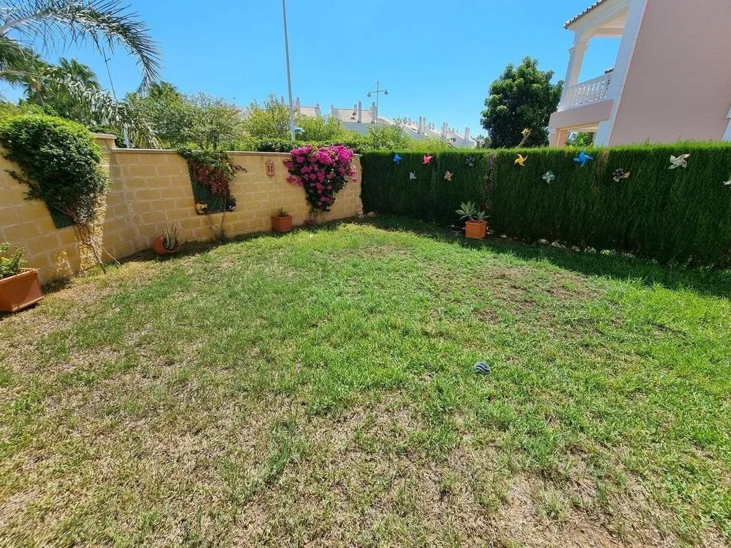 Aed - Corner Luxury House with Pool Potential in San Pedro