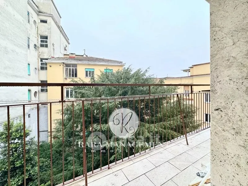 Rõdu - Centralised Apartment with Four Balconies in Ancona