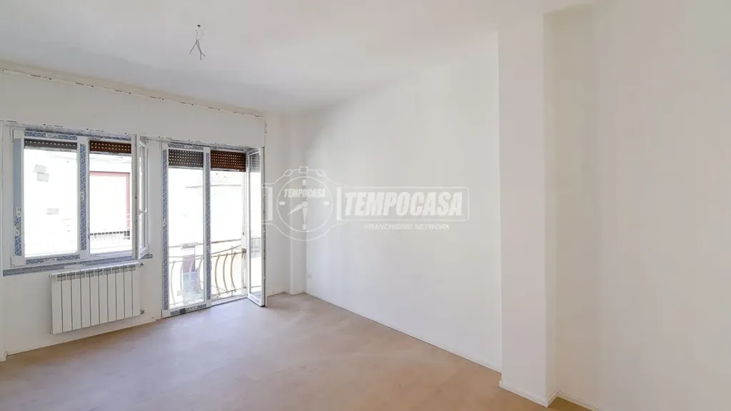 Pièces - Rear-Facing Apartment with Balcony in Cantù