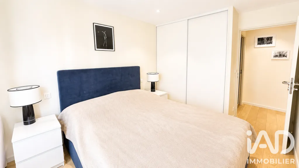 Magamistoad - 3-Piece Apartment with Balcony in Courbevoie