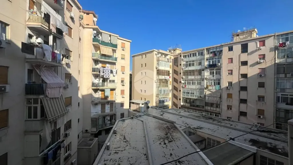 Balcon - 1970s Apartment with Balcony in Palermo