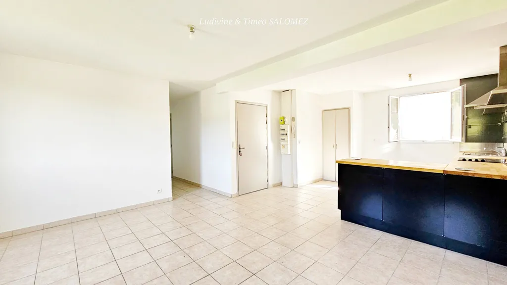 Cuisine - Appartement T4 Traversant avec Vue sur les Collines à Montferrat