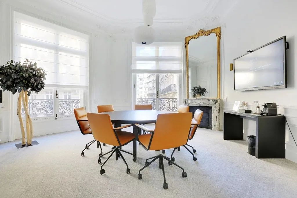 Salle à manger - Espace de Bureau Haussmannien dans le Triangle d'Or