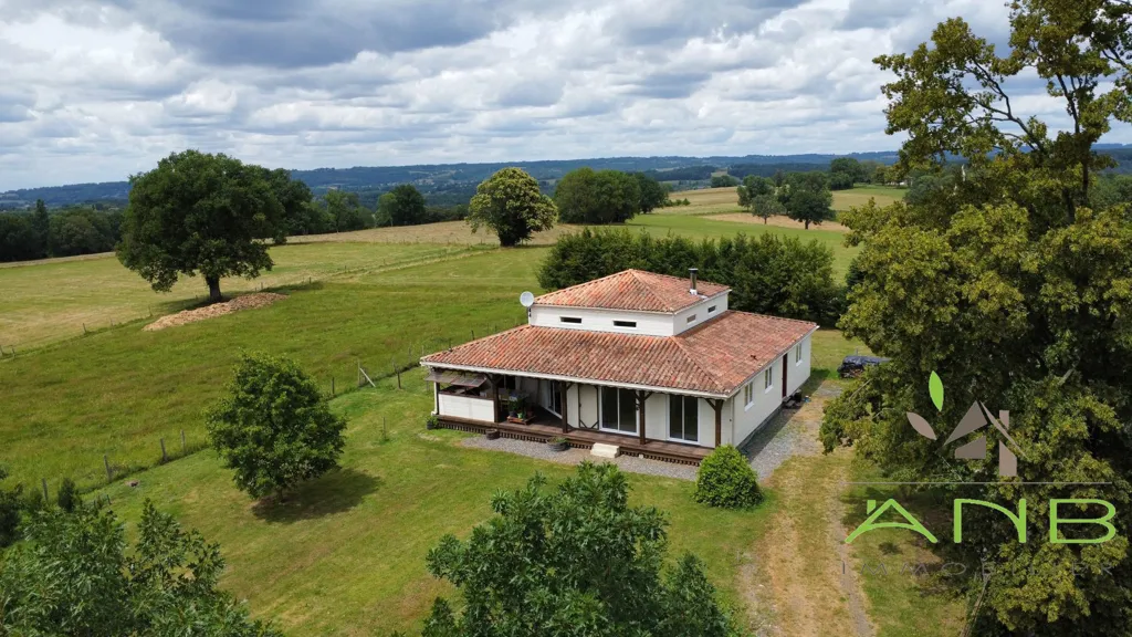 Maison Contemporaine avec Vue Panoramique à Montbron