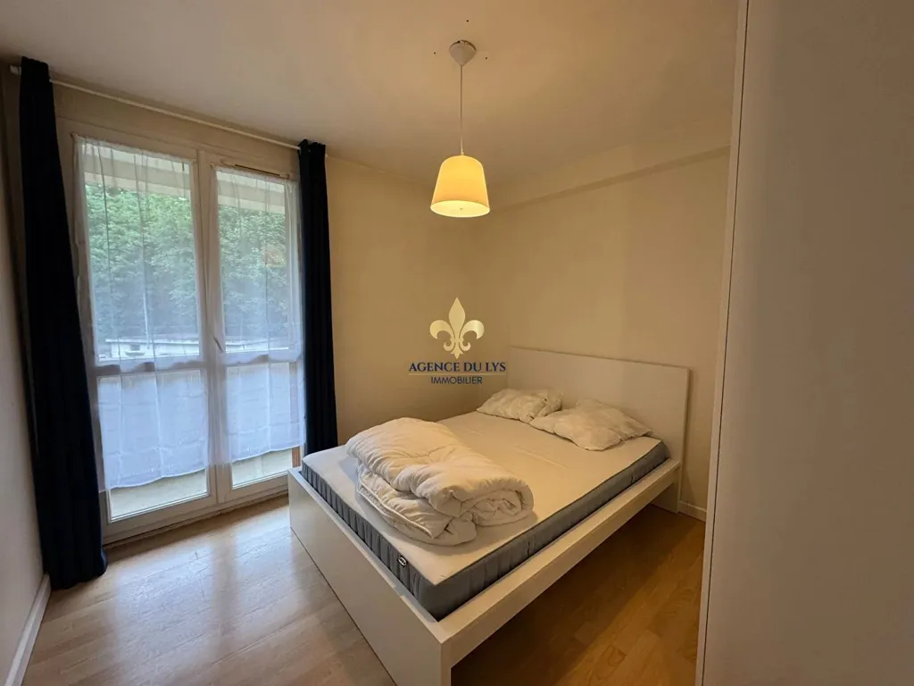 Chambres - Appartement 3 Pièces avec Balcon à Chantilly