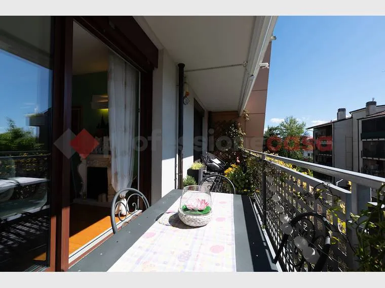 Balcone - Modern 3-Bedroom Apartment in Buccinasco