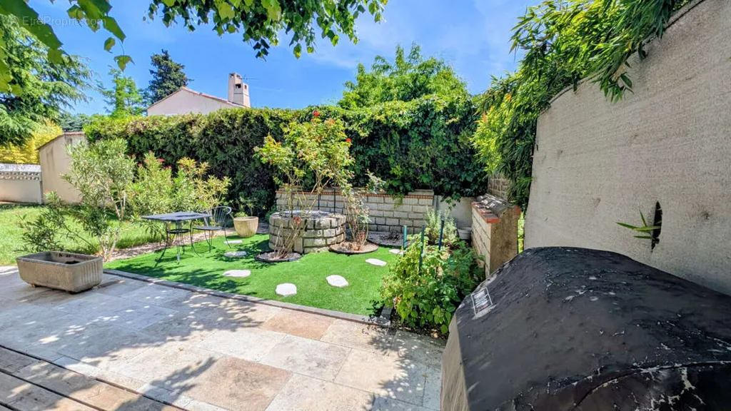 Jardin - Maison Charmante avec Piscine à Luynes