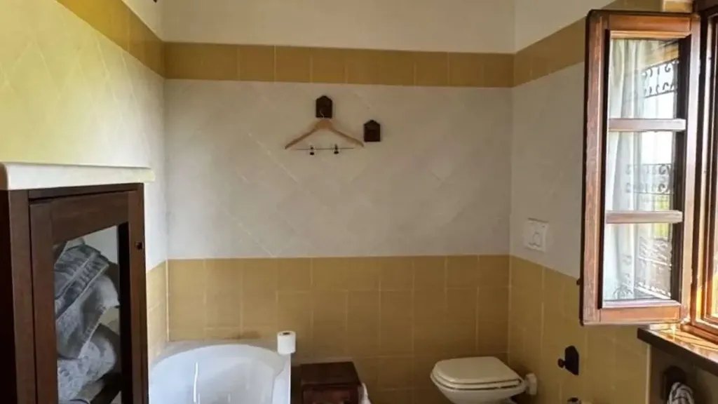 Salles de bain - Rustic-Style House with Large Garden in Oviglio
