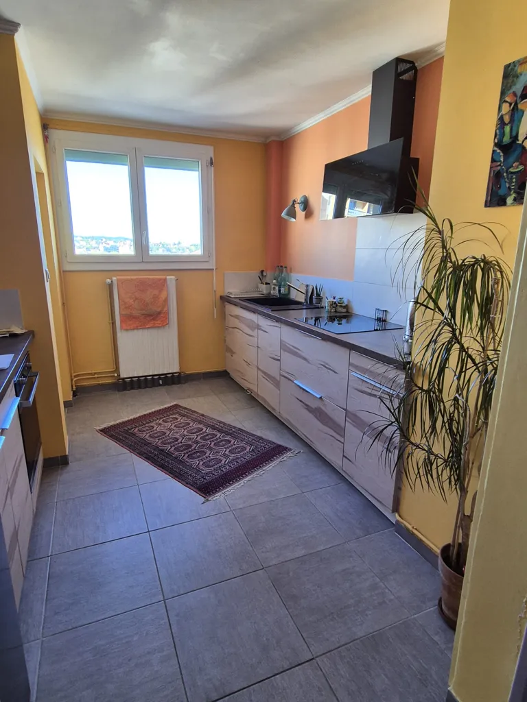 Köök - Top-Floor Apartment with View in Alès