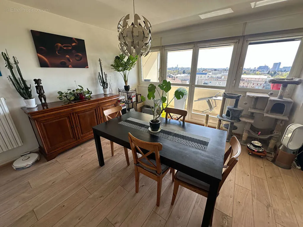 Salle à manger - Appartement avec Vue Cathédrale au 6ème Étage à Metz