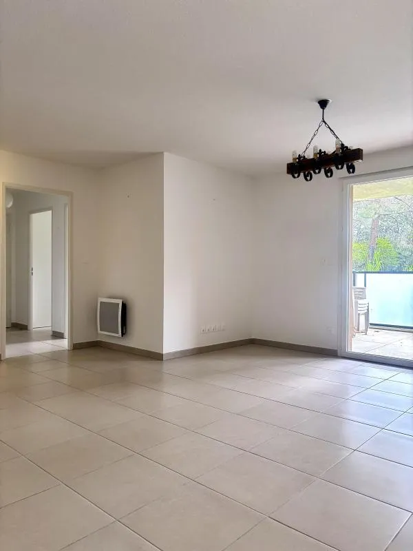 Elutuba - Modern Apartment with Loggia in Garons