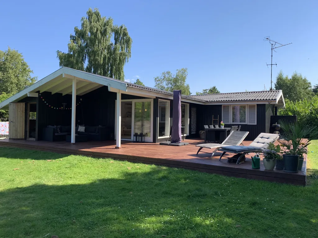 Terrass - Modern House with Terrace in Coastal Area