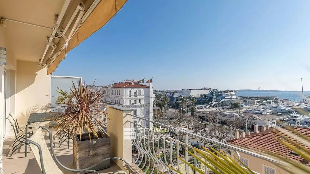 Rõdu - Luxury Apartment with Sea View in Cannes