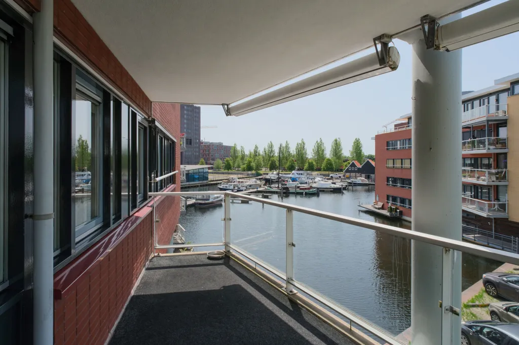 Balcon - Waterfront Flat with Dual Views in Almelo