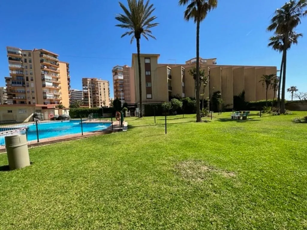 Aed - Beachfront Apartment with Pool in Playamar