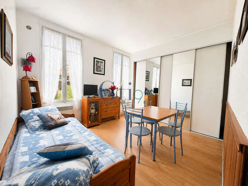 Bedrooms - Studio in Green Setting near Clamart Wood