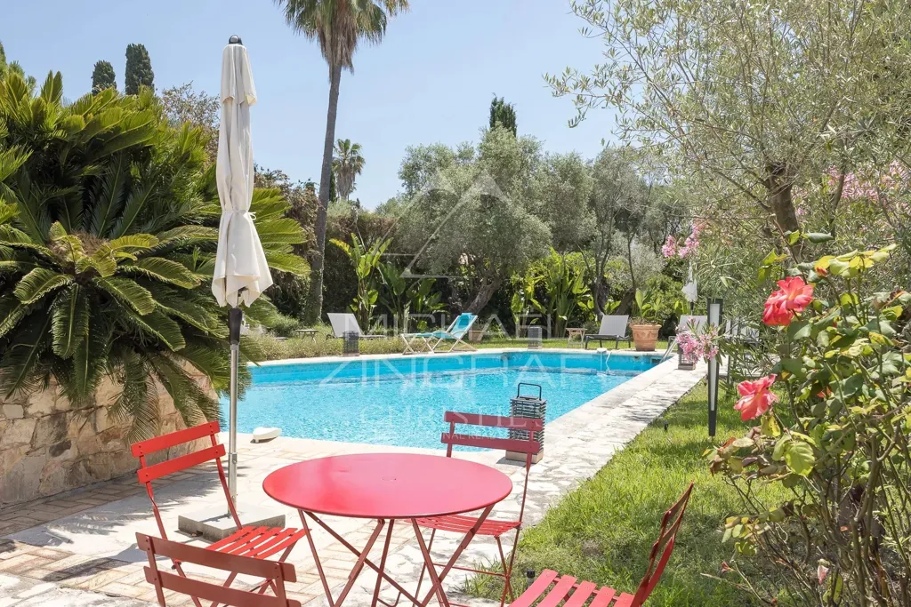 Piscine - Villa provençale avec piscine à Cap d'Antibes