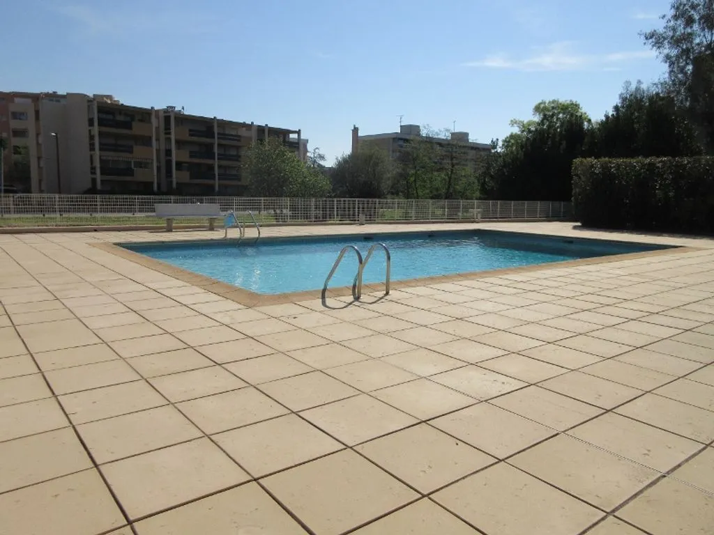 Piscine - Appartement Rénové avec Terrasse à Sainte-Maxime