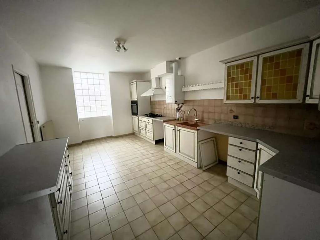 Köök - 3-Bedroom Apartment in Podensac