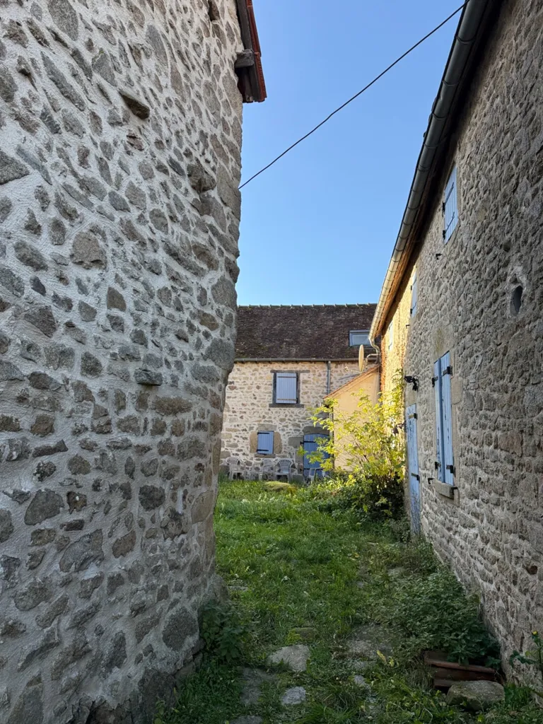 Jardin - Maison en Pierre avec Cour Intérieure à Bussière-Dunoise
