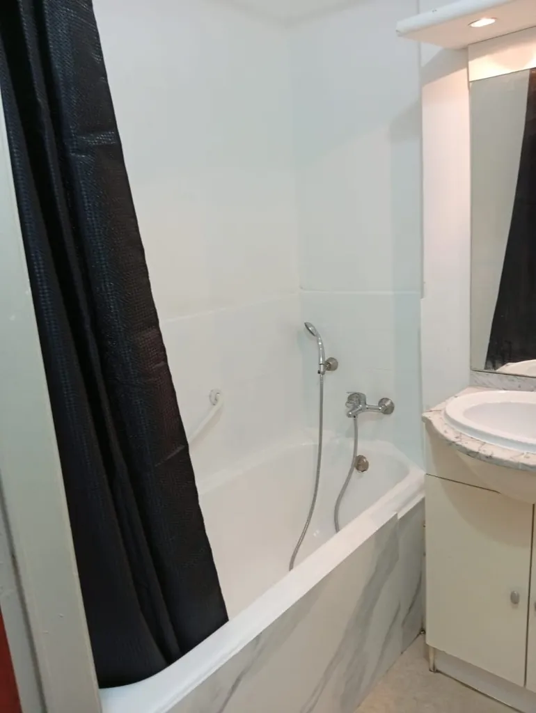 Bathrooms - Spacious 2-Bedroom Apartment in Charleroi Centre