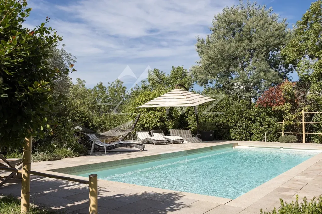Piscine - Villa Contemporaine avec Piscine à Cannes