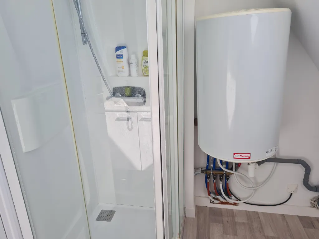 Bathrooms - 1-Bedroom Apartment in Ploërmel Centre