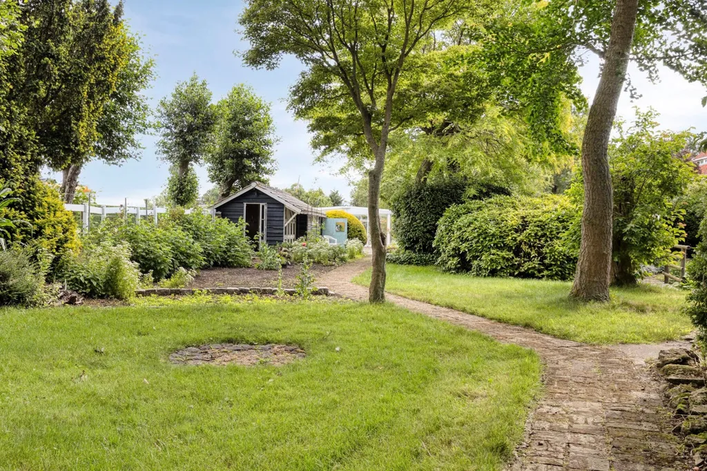 Aed - Charming Villa with Parkland Views in Maasland