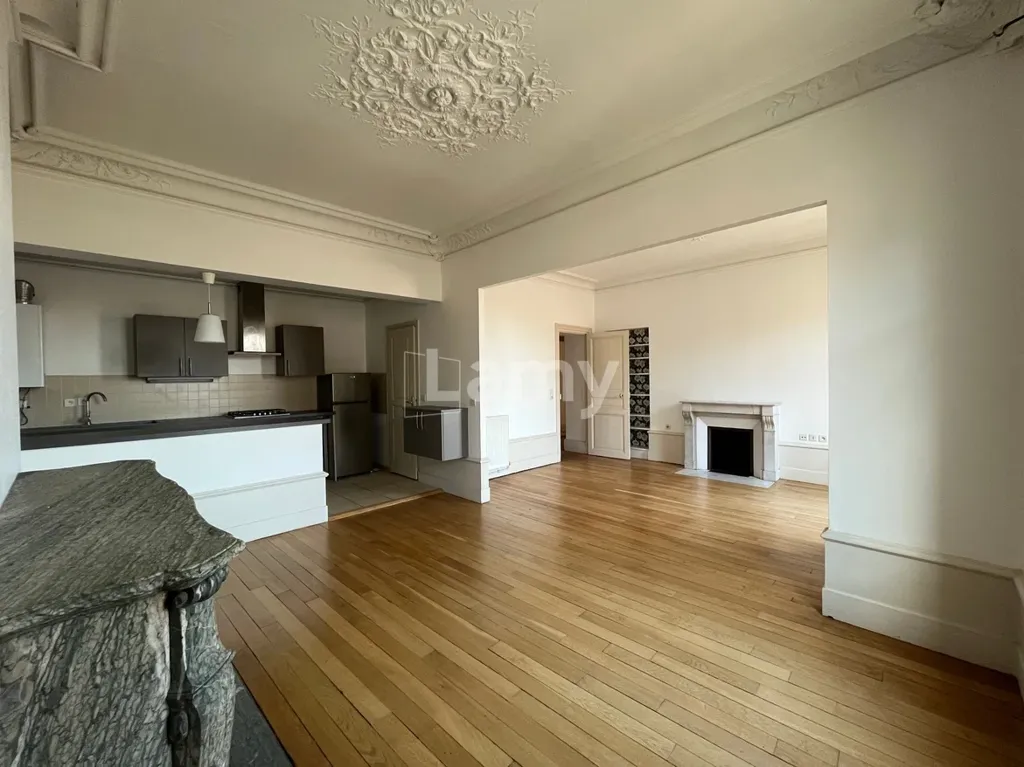 Séjour - Appartement avec Balcon et Vue Dégagée au Centre de Dijon