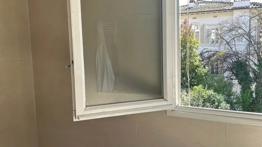 Pièces - 7-Room Apartment with Balcony in Florence