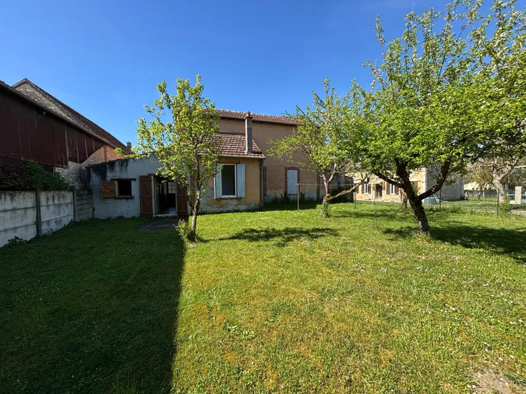 Jardin - Maison de 6 Pièces avec Jardin à Laduz