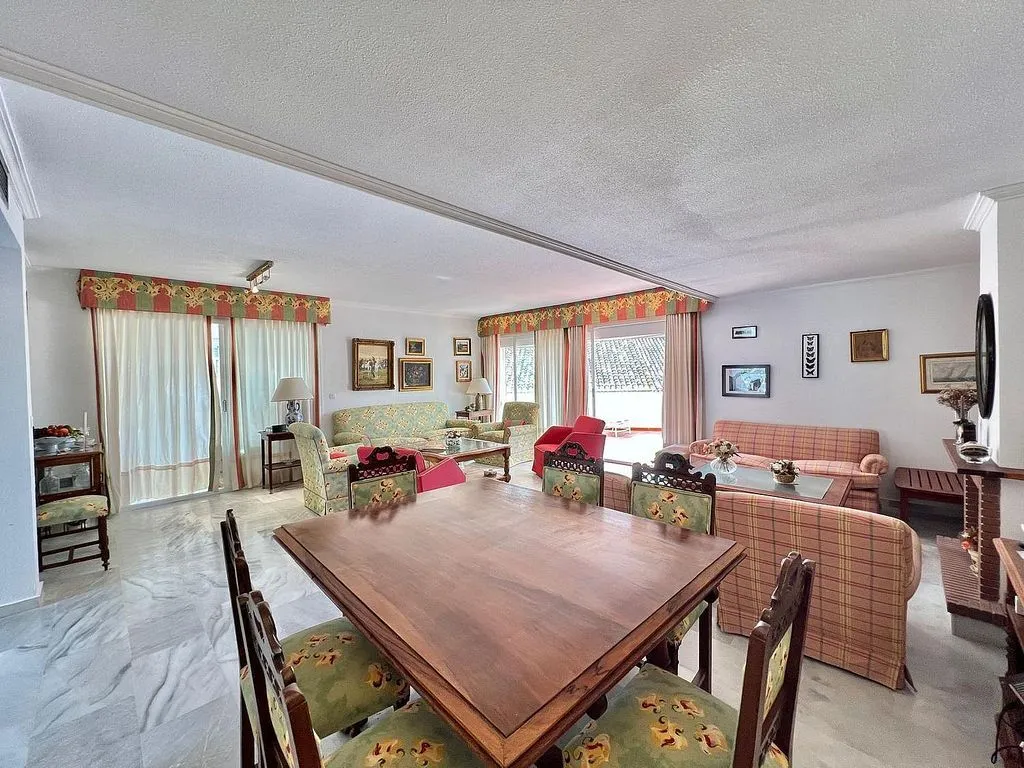Salle à manger - Semi-detached House with Pool on National Road