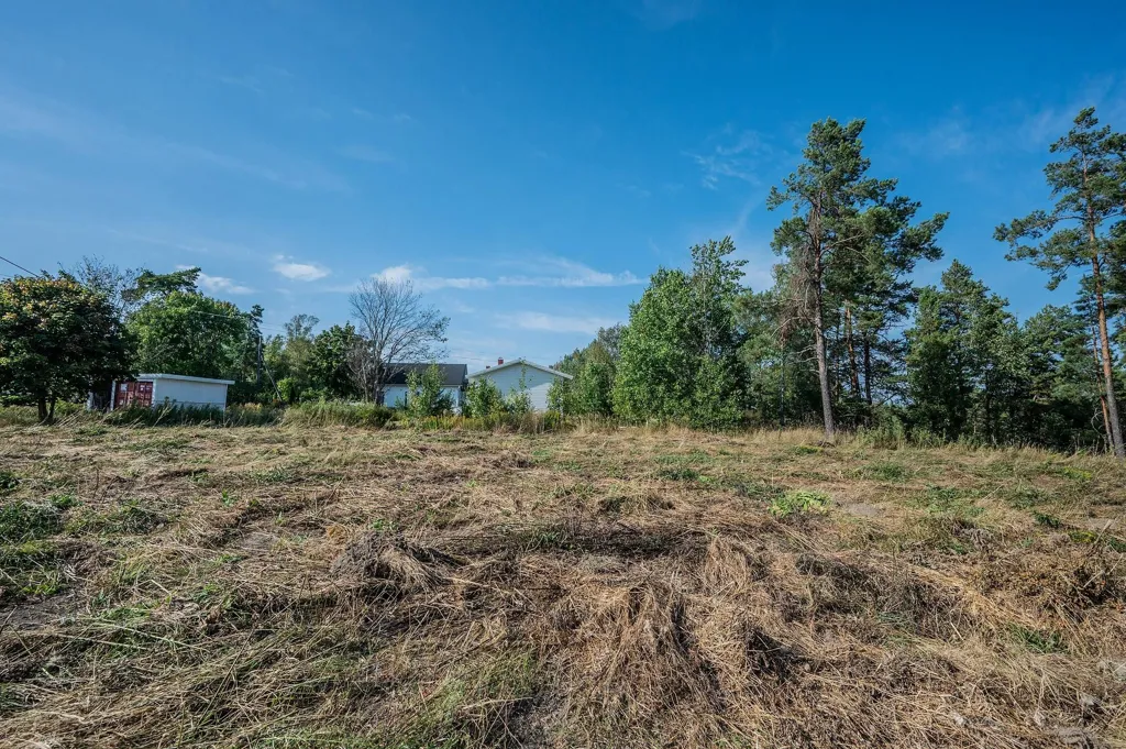 Aed - Corner Plot with Building Potential in Högmora