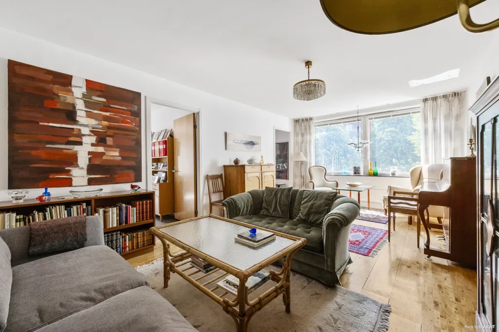 Elutuba - Corner Apartment with Sunny Balcony at Karlaplan
