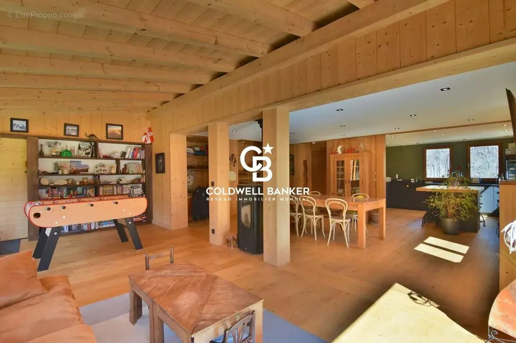 Elutuba - Mixed-Use Property with South-Facing View in Les Houches