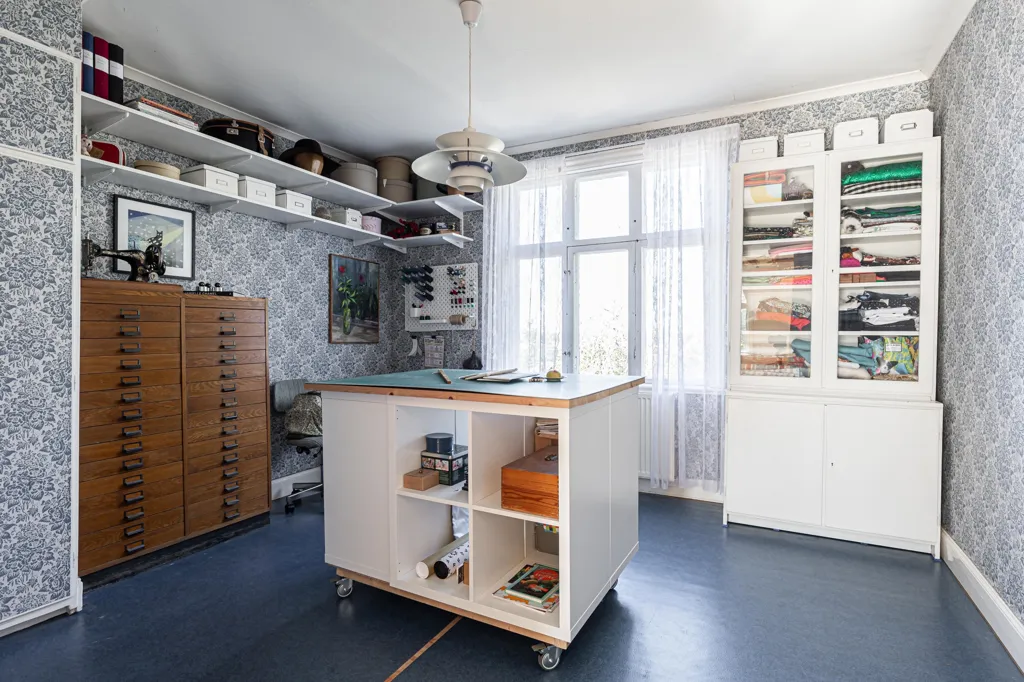Bureau - Charming Farmhouse with Workshop in Salbohed